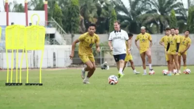 Madura United Terancam Degradasi! Carlos Parreira Target 3 Poin Lawan PSBS Biak