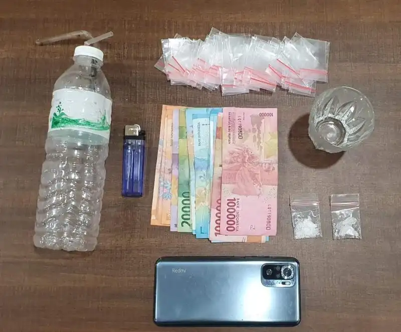 Polisi Grebek Rumah di Sumenep Dini Hari, Pengedar Sabu 2 Gram Dibekuk!