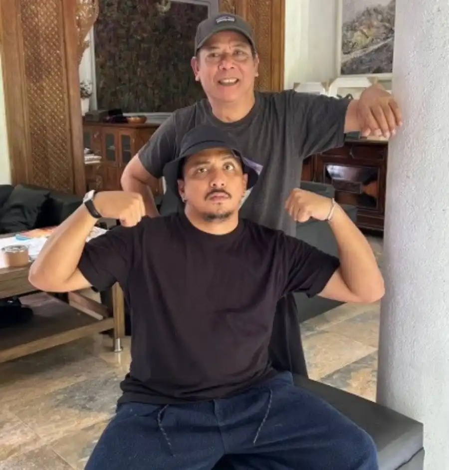 Sal Priadi Banjir Kritik usai Foto Bareng Sitok Srengenge, Langsung Minta Maaf