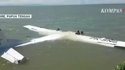 Selamat dari Maut! 13 Orang Dievakuasi Setelah Pesawat Smart Air Tercebur di Laut Nabire