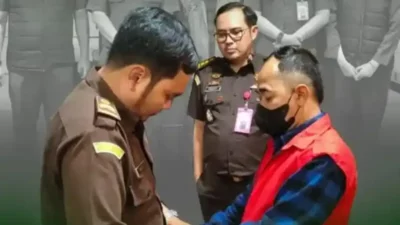 Tenaga ahli mantan anggota DPR RI ditahan Kejati Jatim usai terbukti pungut Rp 2 juta per penerima BSPS Sumenep. Kerugian negara capai Rp 26,8 miliar.
