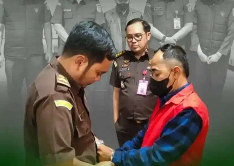 Tenaga ahli mantan anggota DPR RI ditahan Kejati Jatim usai terbukti pungut Rp 2 juta per penerima BSPS Sumenep. Kerugian negara capai Rp 26,8 miliar.