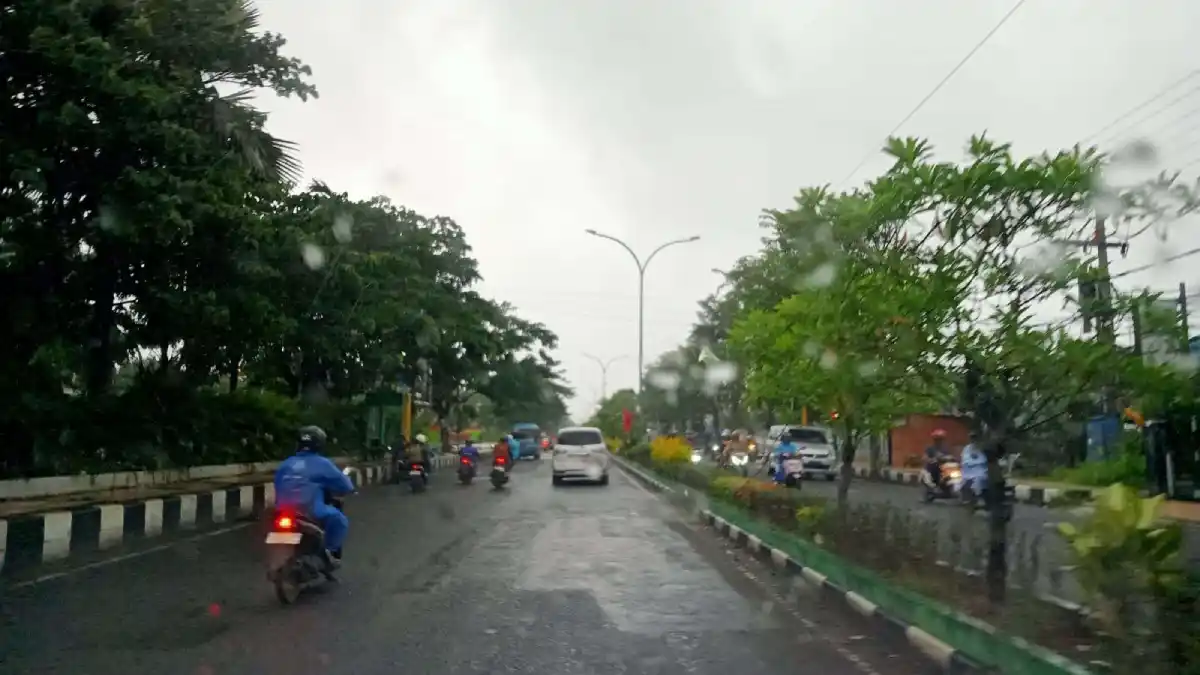 Cuaca Bangkalan Hari Ini: Berawan Sepanjang Hari, Waspada Hujan Ringan & Kabut Siang