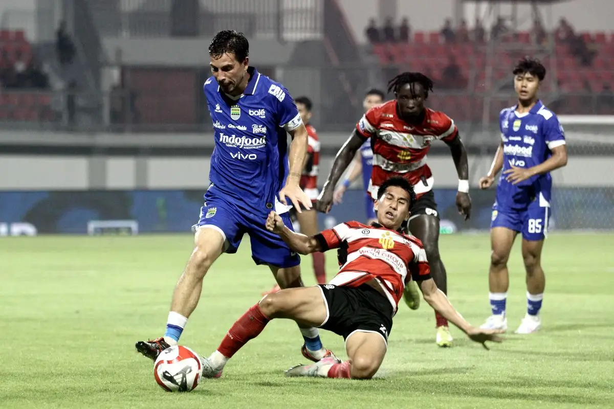 Jadwal Persib vs Madura United: Hodak Waspadai Taktik ‘Parkir Bus’ Laskar Sape Kerrab