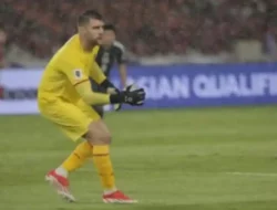 Maarten Paes Resmi Berseragam Ajax, Kiper Timnas Indonesia Ukir Sejarah di Eropa