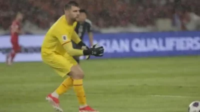 Maarten Paes Resmi Berseragam Ajax, Kiper Timnas Indonesia Ukir Sejarah di Eropa