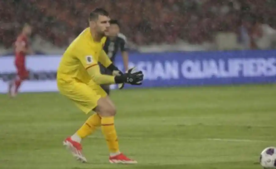 Maarten Paes Resmi Berseragam Ajax, Kiper Timnas Indonesia Ukir Sejarah di Eropa