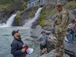 Bukan Sekadar Reacher! Alan Ritchson Gebrak Netflix Lewat ‘War Machine’, Film Aksi Sci-Fi Rasa Era 80-an
