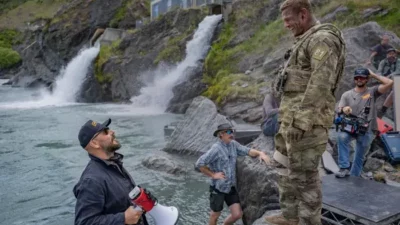 Bukan Sekadar Reacher! Alan Ritchson Gebrak Netflix Lewat ‘War Machine’, Film Aksi Sci-Fi Rasa Era 80-an