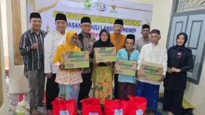 Ramadan Berkah: Dirut BPRS Sumenep dan Mantan Sekda Salurkan Santunan untuk Lansia