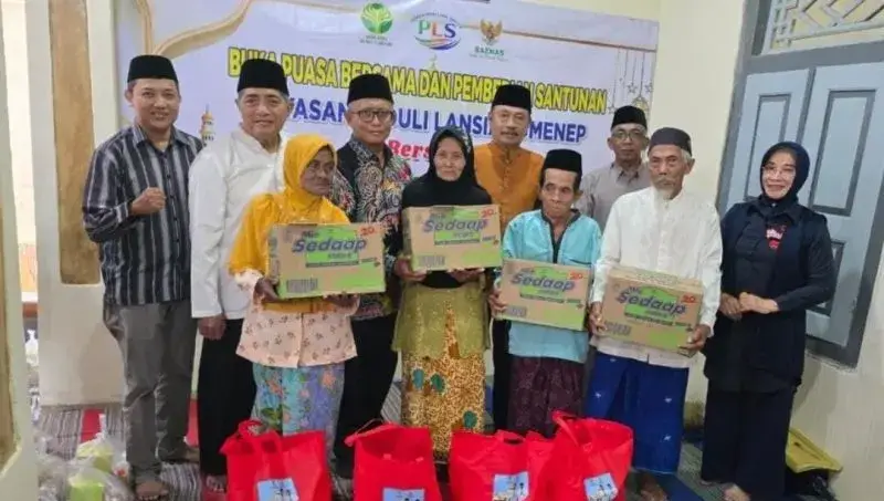 Ramadan Berkah: Dirut BPRS Sumenep dan Mantan Sekda Salurkan Santunan untuk Lansia