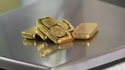 Harga Emas Terancam Longsor ke US$ 4.900, Investor Malah Pilih Dolar? Ini Penyebabnya!