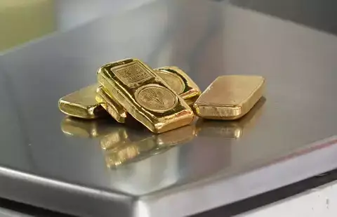 Harga Emas Terancam Longsor ke US$ 4.900, Investor Malah Pilih Dolar? Ini Penyebabnya!