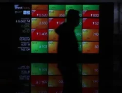 IHSG anjlok 4,32% ke 7.596,57 sesi I, 4 Maret 2026. Sentimen Fitch Ratings & konflik Timur Tengah tekan pasar saham.