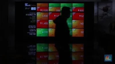 IHSG anjlok 4,32% ke 7.596,57 sesi I, 4 Maret 2026. Sentimen Fitch Ratings & konflik Timur Tengah tekan pasar saham.