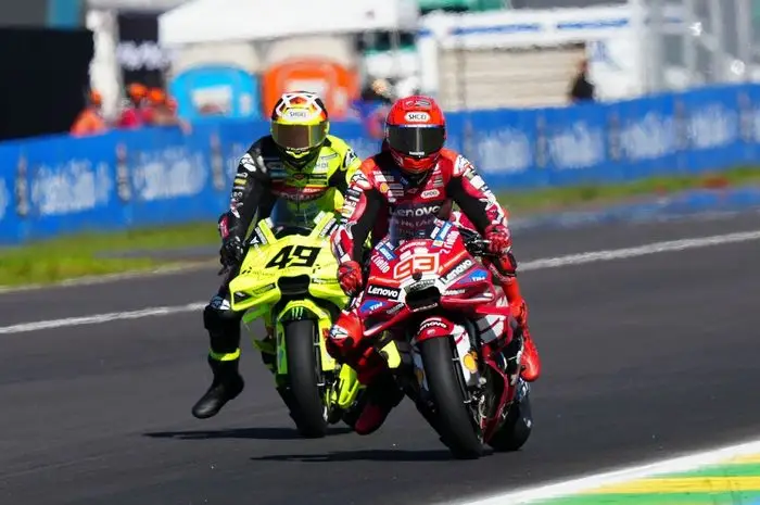 Marc Marquez dijatuhi penalti di MotoGP Amerika 2026, sementara Veda Ega Pratama amankan start barisan kedua di Moto3. Cek jadwalnya!