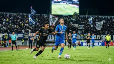 Drama 4 Gol di Indomilk Arena: Persib Nyaris Tumbang, Dewa United Dipaksa Berbagi Poin!
