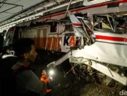 Dramatis! 7 Penumpang Wanita Masih Terjepit di Gerbong KRL Bekasi, Basarnas Berjuang Potong Logam