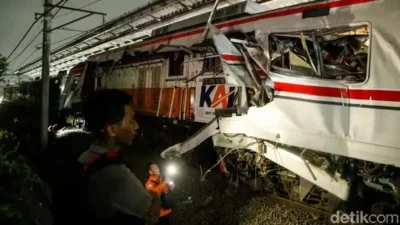 Dramatis! 7 Penumpang Wanita Masih Terjepit di Gerbong KRL Bekasi, Basarnas Berjuang Potong Logam