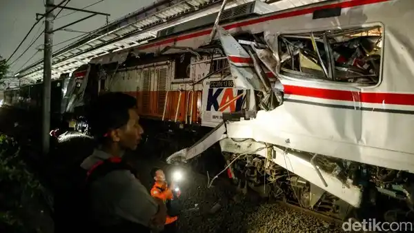 Dramatis! 7 Penumpang Wanita Masih Terjepit Di Gerbong Krl Bekasi, Basarnas Berjuang Potong Logam - Portalmadura.com Dramatis! 7 Penumpang Wanita Masih Terjepit di Gerbong KRL Bekasi, Basarnas Berjuang Potong Logam