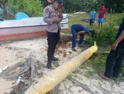 Geger! Benda Misterius Mirip Rudal Berkode ‘AUG-05’ Terdampar di Pantai Kangean Sumenep