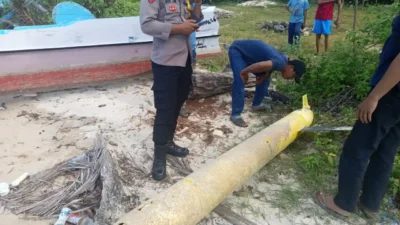 Geger! Benda Misterius Mirip Rudal Berkode ‘AUG-05’ Terdampar di Pantai Kangean Sumenep
