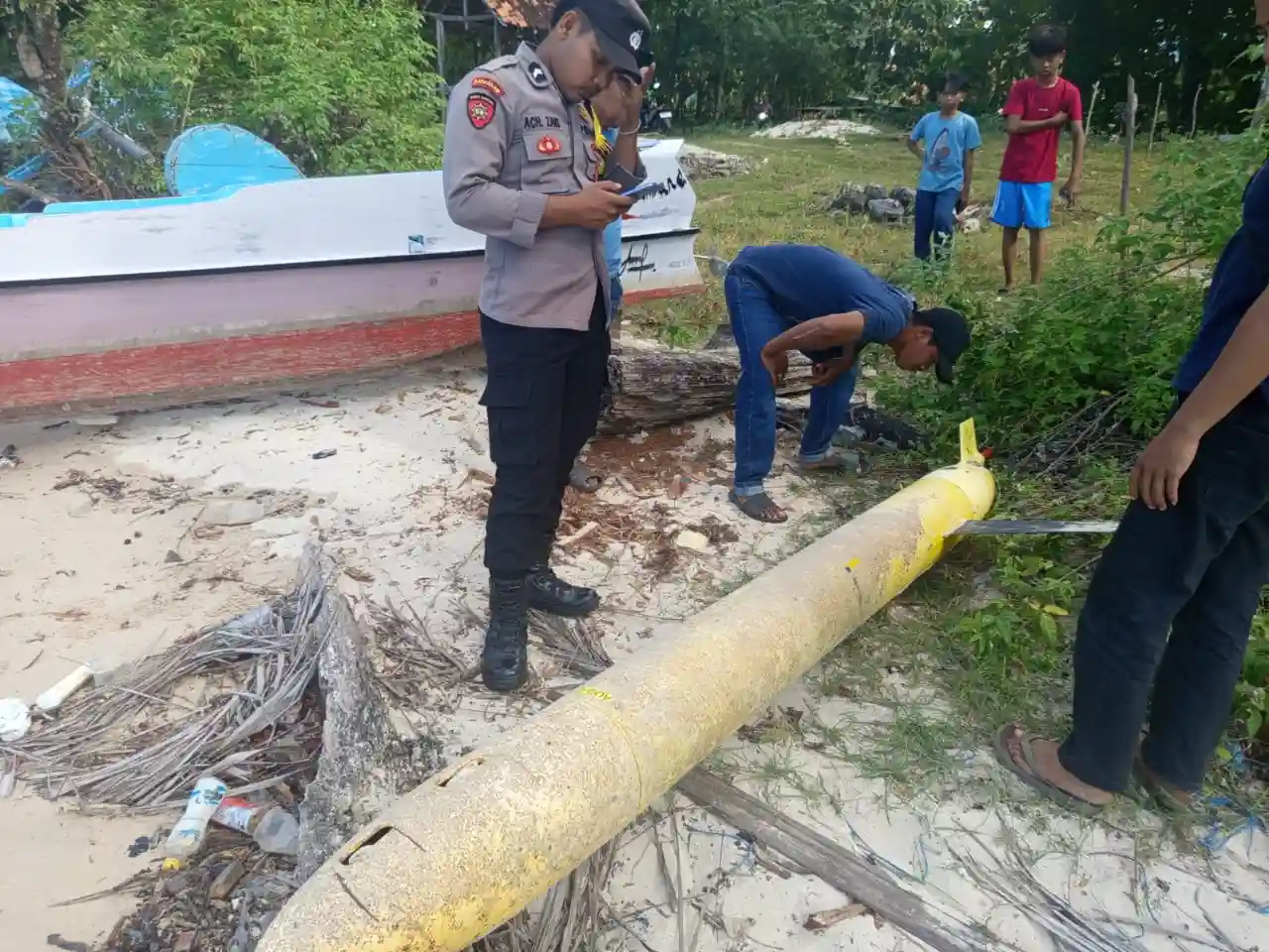Geger! Benda Misterius Mirip Rudal Berkode ‘AUG-05’ Terdampar di Pantai Kangean Sumenep