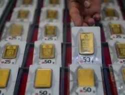 Harga Emas Antam Hari Ini Anjlok Rp30.000 per Gram, Saatnya Borong atau Jual?
