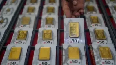 Harga Emas Antam Hari Ini Anjlok Rp30.000 per Gram, Saatnya Borong atau Jual?