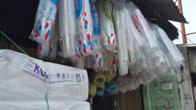 Harga Plastik Melonjak 50%! UMKM Tercekik, DPR Desak Pemerintah Segera Intervensi