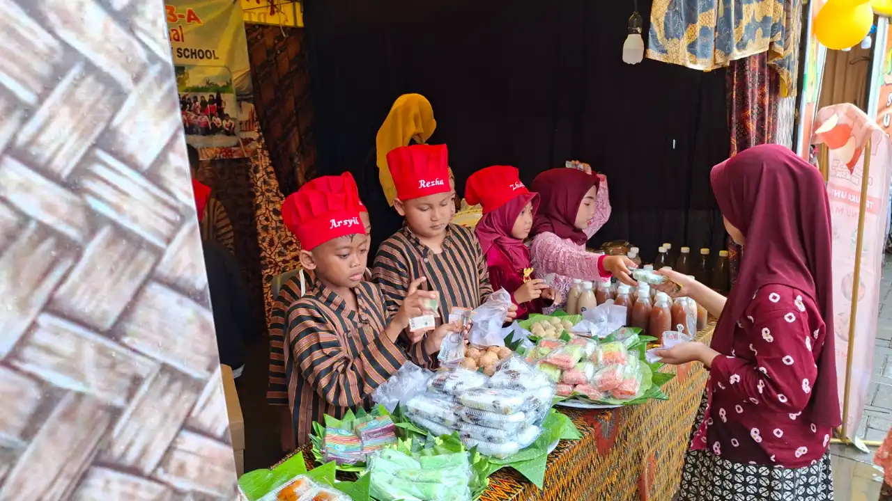 Keren! Siswa FIES Sumenep Belajar Jadi Pengusaha Lewat Market Day Pangan Lokal