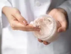 Sering Diabaikan, Inilah Cara Memakai Scrub yang Benar agar Kulit Glowing Tanpa Iritasi