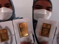 >Harga Emas Antam Anjlok Rp50.000 Hari Ini! Waktunya Borong atau Tunggu Lagi?