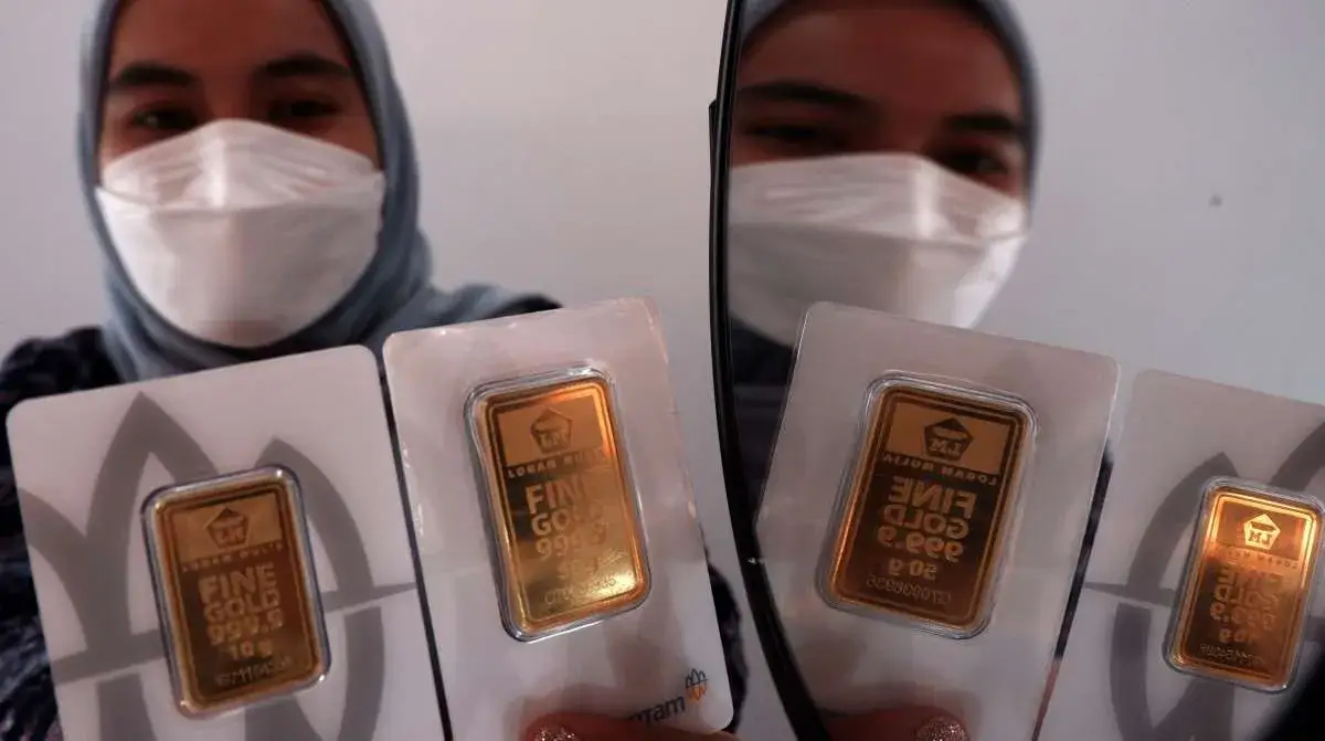>Harga Emas Antam Anjlok Rp50.000 Hari Ini! Waktunya Borong atau Tunggu Lagi?