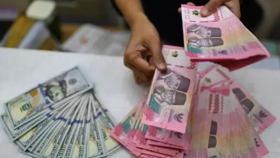 Rupiah Terpuruk di Rp17.706 per Dolar AS, Analis Soroti Risiko Geopolitik dan Domestik