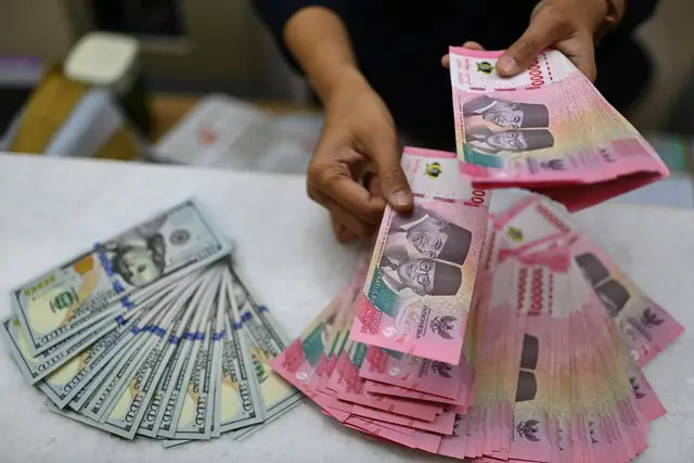 Rupiah Terpuruk di Rp17.706 per Dolar AS, Analis Soroti Risiko Geopolitik dan Domestik