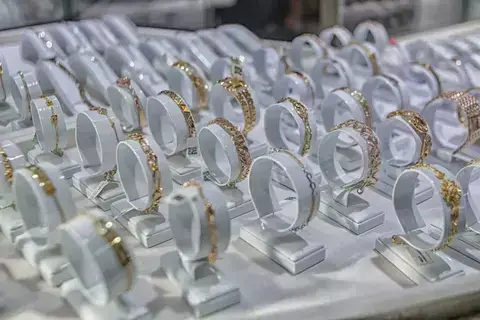 Harga Emas Perhiasan Hari Ini 8 Mei 2026: Raja Emas Turun, Hartadinata Malah Meroket