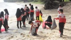 Keren! Siswa Kelas 1 Fies Sumenep Gelar Aksi Nyata Bersihkan Sampah Di Pantai Slopeng - Portalmadura.com Keren! Siswa Kelas 1 FIES Sumenep Gelar Aksi Nyata Bersihkan Sampah di Pantai Slopeng