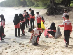 Keren! Siswa Kelas 1 FIES Sumenep Gelar Aksi Nyata Bersihkan Sampah di Pantai Slopeng