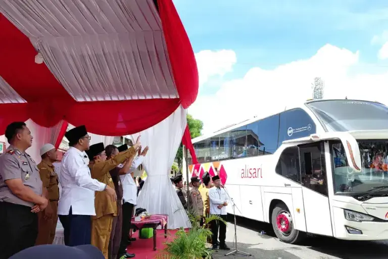 Lepas 1.354 Jemaah Haji Sumenep ke Tanah Suci: Ini Jadwal Lengkap Keberangkatan 4 Kloter Utama!