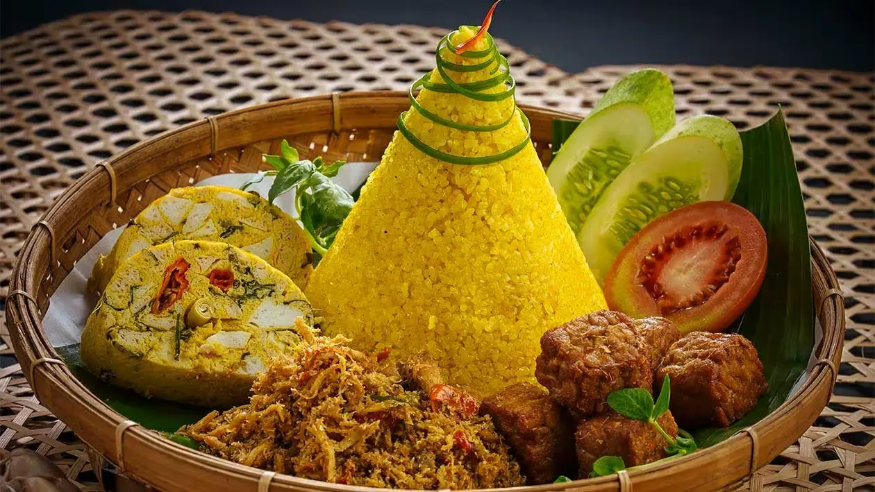 Rahasia Nasi Kuning Gurih Tanpa Santan Pecah, Ibu-Ibu Wajib Tahu Tips Sederhana Ini