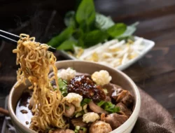 Menguak Daya Tarik 10 Mie Ayam Paling Diburu di Jogja: Kuah Gurih dan Porsi Melimpah yang Bikin Nagih!
