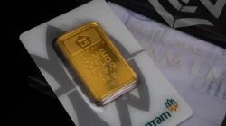 Harga Emas Perhiasan Hari Ini: Antam Anjlok, Rupiah Melemah Mendorong Dinamika Pasar - Portalmadura.com Harga Emas Antam Hari Ini 3 Juni 2026: Sempat Anjlok, Cek Rincian Terbaru Sebelum Beli!