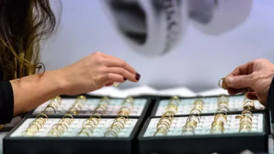 Harga Emas Perhiasan Hari Ini Turun Signifikan! Cek Rincian Kadar 18K hingga 24K Terbaru
