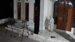 Viral Teror Pocong Bawa Senjata Tajam Ketuk Pintu Rumah Di Bangkalan, Polisi Bongkar Fakta Sebenarnya! - Portalmadura.com Viral Teror Pocong Bawa Senjata Tajam Ketuk Pintu Rumah di Bangkalan, Polisi Bongkar Fakta Sebenarnya!
