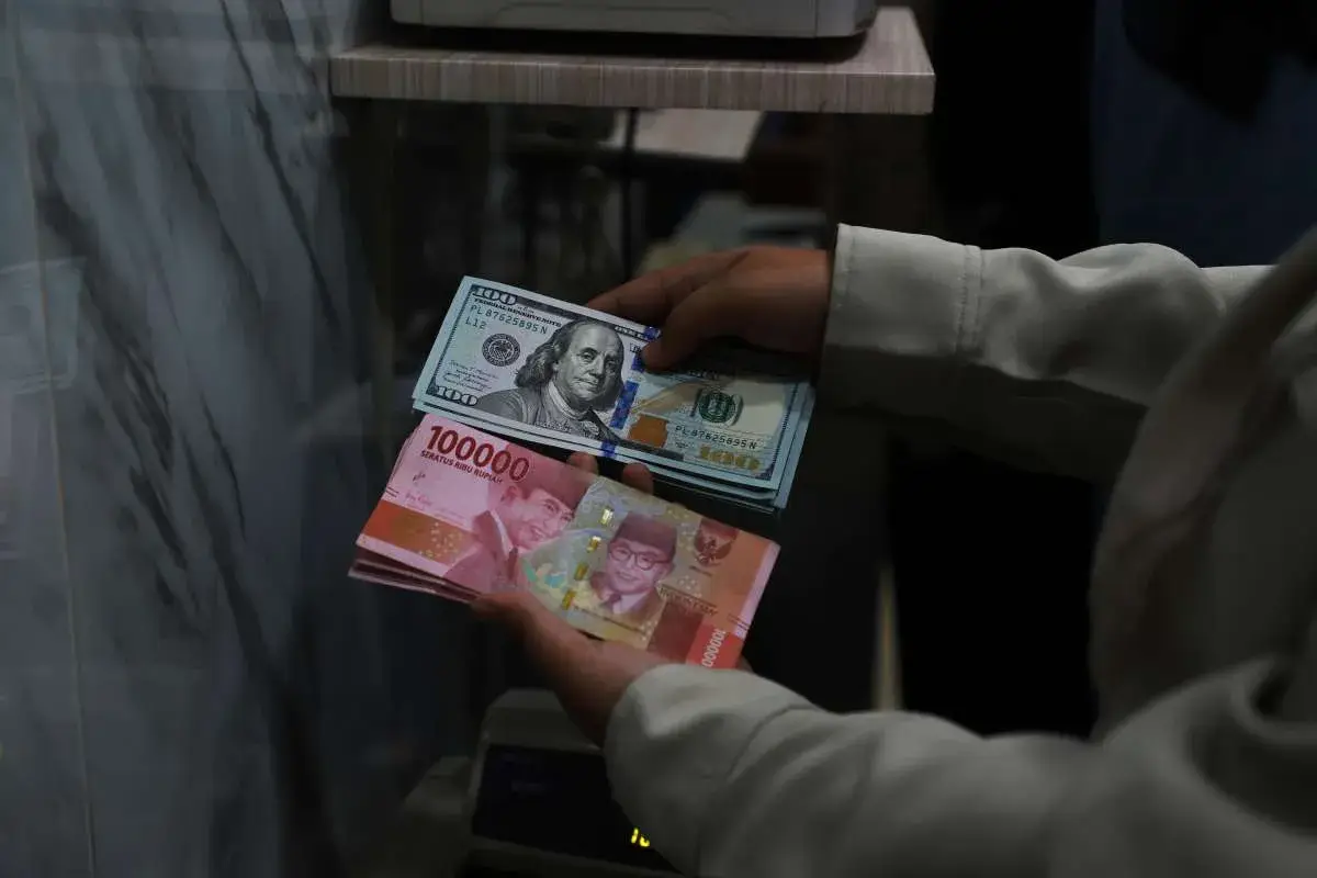 BI Rate Naik Lagi Jadi 5,75%, Rupiah Justru Keok 3 Hari Beruntun Lawan Dolar AS!