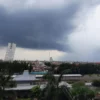 Surabaya Hadapi Kombinasi Cuaca Cerah dan Potensi Hujan Ringan Besok: Waspada Kelembapan Tinggi