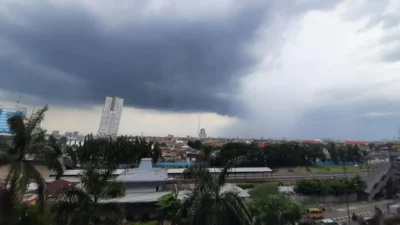 Surabaya Hadapi Kombinasi Cuaca Cerah dan Potensi Hujan Ringan Besok: Waspada Kelembapan Tinggi