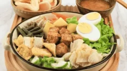 Resep Gado-Gado Lezat Anti Gagal: Panduan Lengkap Bumbu Medok &Amp; Sayuran Segar! - Portalmadura.com Resep Gado-Gado Lezat Anti Gagal: Panduan Lengkap Bumbu Medok & Sayuran Segar!