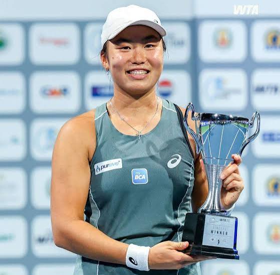 Janice Tjen: Bintang Tenis Indonesia Meroket, Dari Lapangan Kampus Hingga Panggung Grand Slam